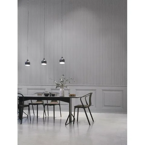 Carta da parati con pannelli quadrati sotto e righe molto sottili sopra Boiserie WPC_1015 di Caos Creativo by Rossi&Co