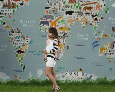Carta da parati che rappresenta una mappa del mondo e degli animali che la abitano Colour me baby WPC 711 di Caos Creativo by Rossi&Co
