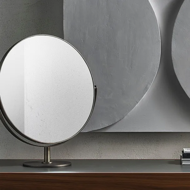 Specchio orientabile con cornice in ottone Afrodite di Porada