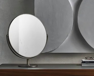 Specchio orientabile con cornice in ottone Afrodite di Porada