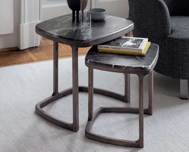 Tavolino con piano in marmo e base in massello di frassino Antigone di Porada