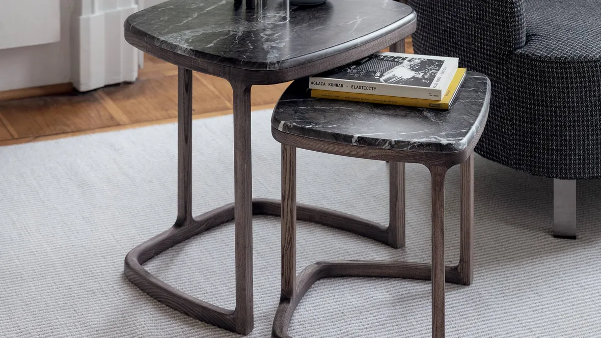 Tavolino con piano in marmo e base in massello di frassino Antigone di Porada