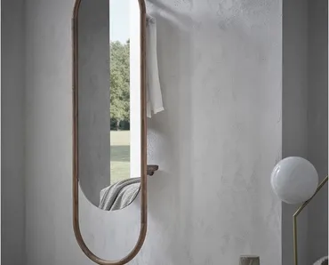 Specchiera con cornice in legno massello e ripiano svuotatasche sul retro Backstage di Porada