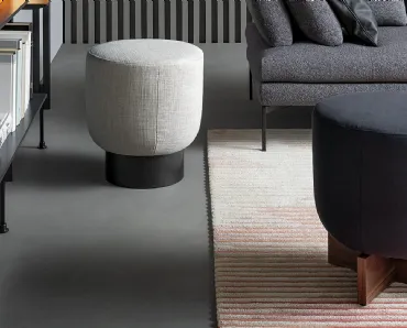 Pouf Belt & Cross in tessuto imbottito con base in metallo o in legno di Bonaldo