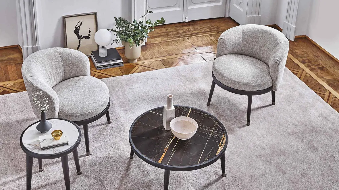 Tavolino rotondo Bignè in massello di frassino con piano in legno o marmo di Porada