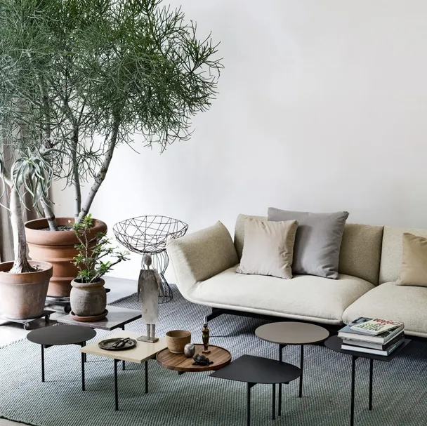 Tavolini Constellations in laccato e legno con struttura in metallo di Kristalia