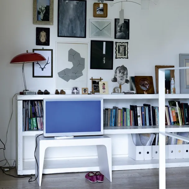 Tavolino in poliuretano a forma di C posizionato orizzontalmente CU di Kristalia