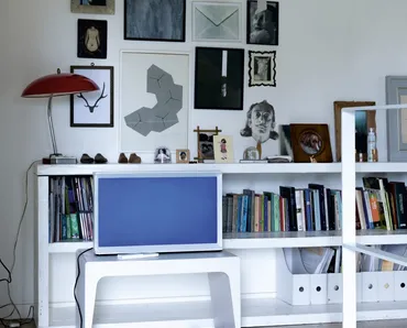 Tavolino in poliuretano a forma di C posizionato orizzontalmente CU di Kristalia