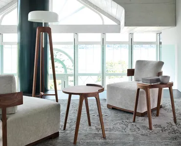 Tavolino moderno rotondo in legno massello Deck di Porada