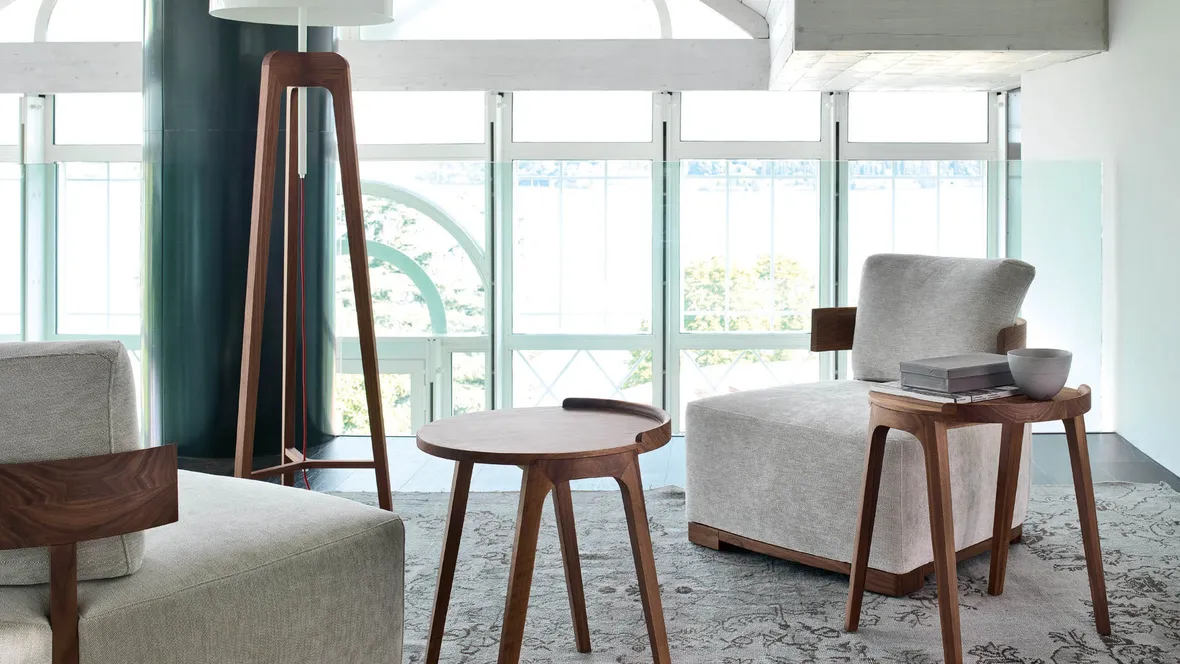 Tavolino moderno rotondo in legno massello Deck di Porada