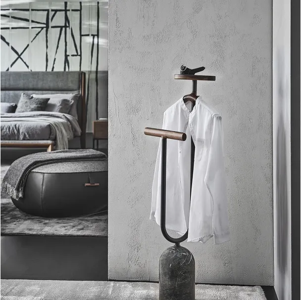 Appendiabiti Ekero Rack in metallo e legno con base in marmo di Porada