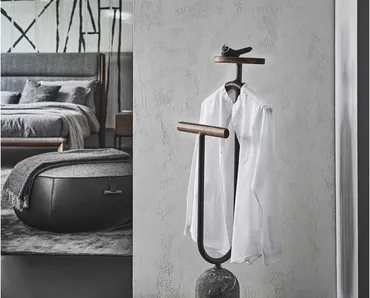 Appendiabiti Ekero Rack in metallo e legno con base in marmo di Porada