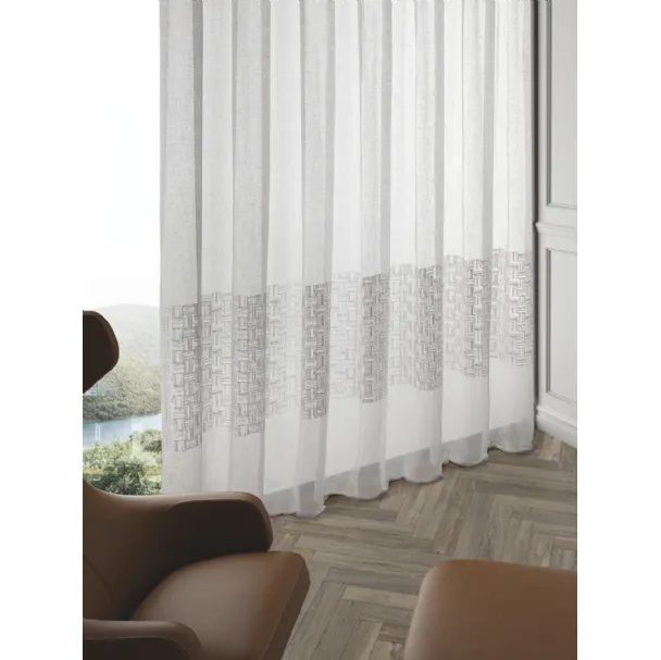 Tenda bianca Fil Art 04 con fascia orizzontale con ricamo geometrico di Acro Texture