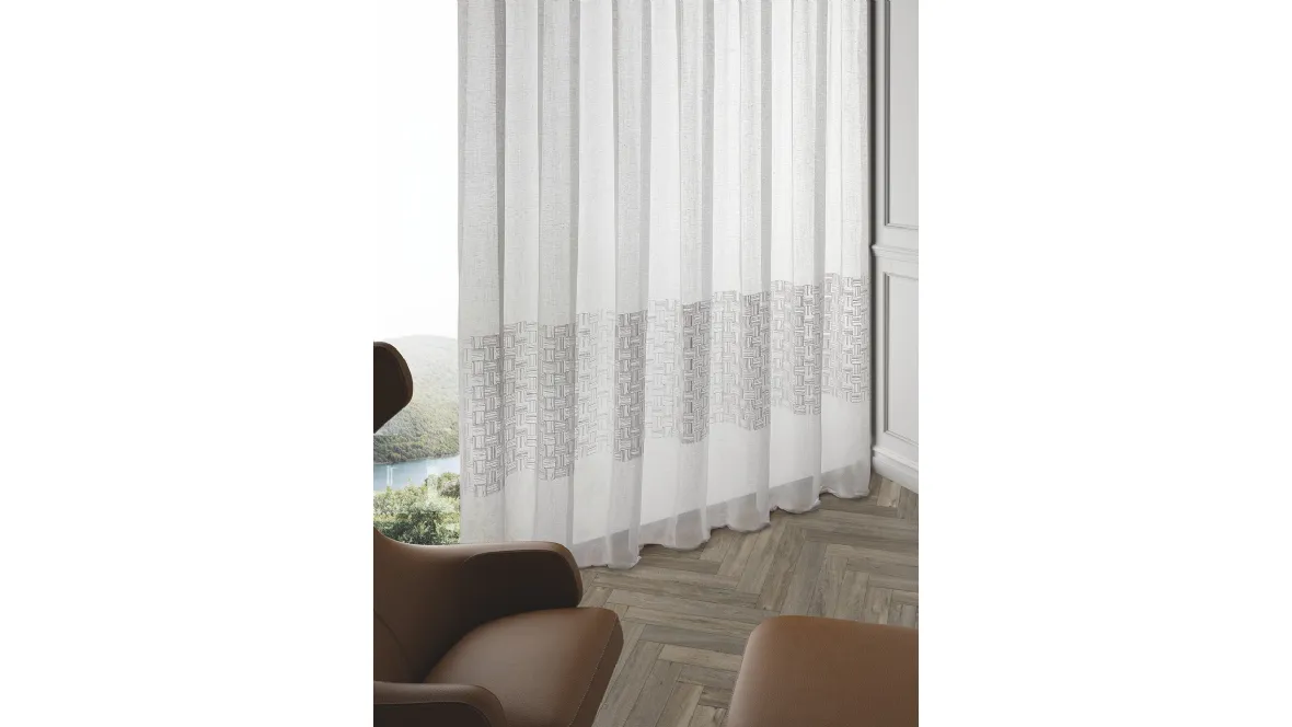 Tenda bianca Fil Art 04 con fascia orizzontale con ricamo geometrico di Acro Texture