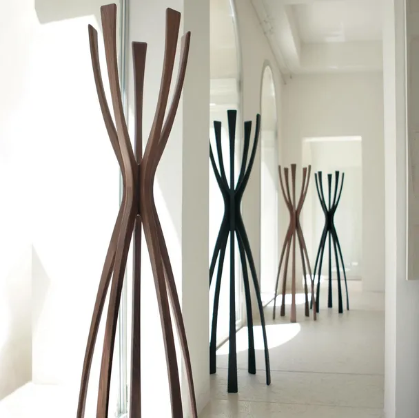 Appendiabiti di design in legno massello Flamingo di Porada