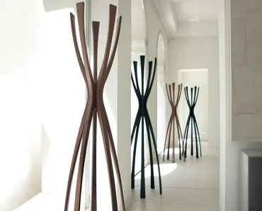 Appendiabiti di design in legno massello Flamingo di Porada