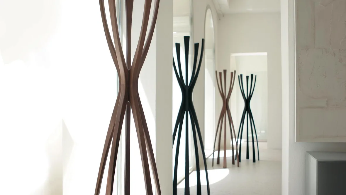 Appendiabiti di design in legno massello Flamingo di Porada