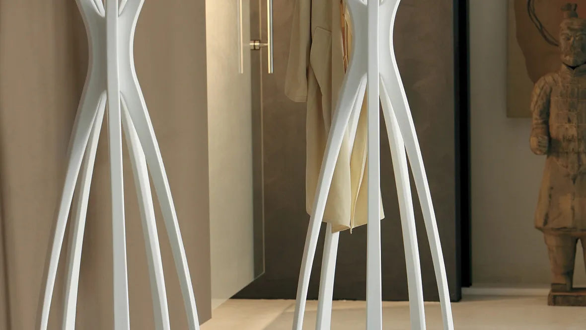 Appendiabiti in legno massello laccato bianco Flamingo di Porada