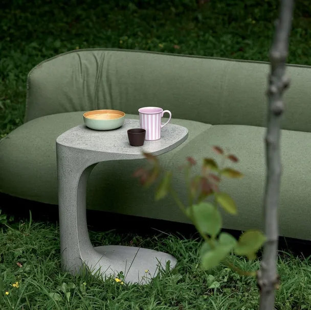 Tavolino Font in cemento di Kristalia