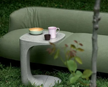 Tavolino Font in cemento di Kristalia