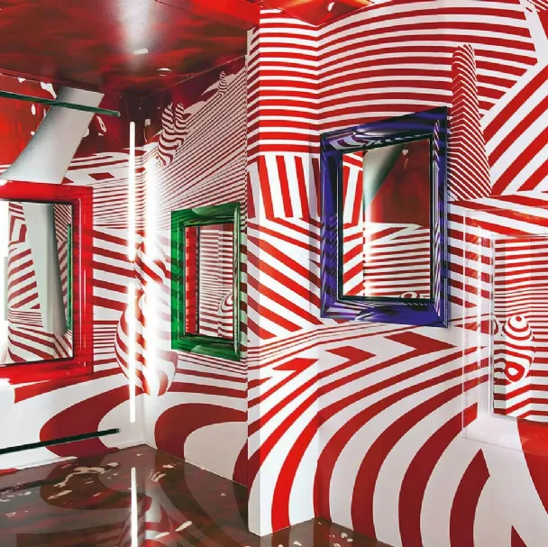 Specchio Francois Ghost con cornice in plexiglas di Kartell