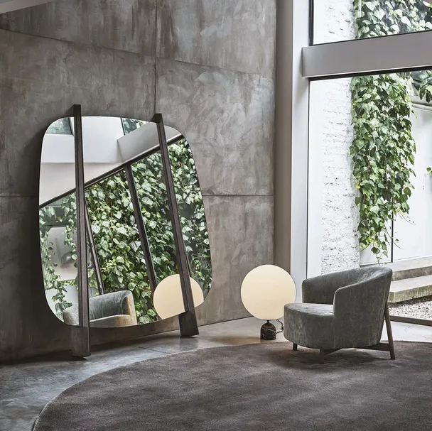 Specchiera da appoggio con struttura in massello di frassino Gong di Porada