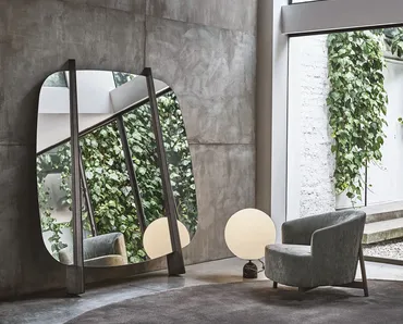 Specchiera da appoggio con struttura in massello di frassino Gong di Porada