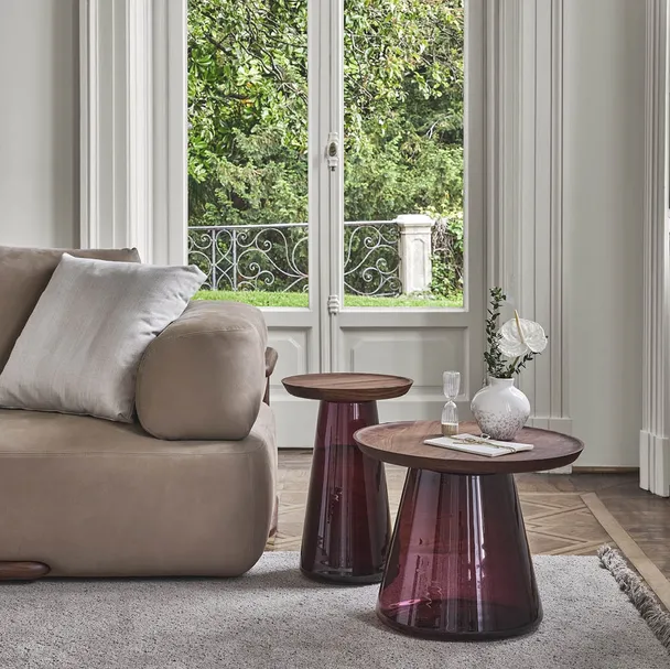 Tavolino Jig con top in noce e base in vetro di Porada