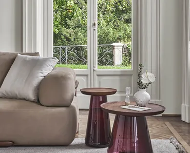 Tavolino Jig con top in noce e base in vetro di Porada