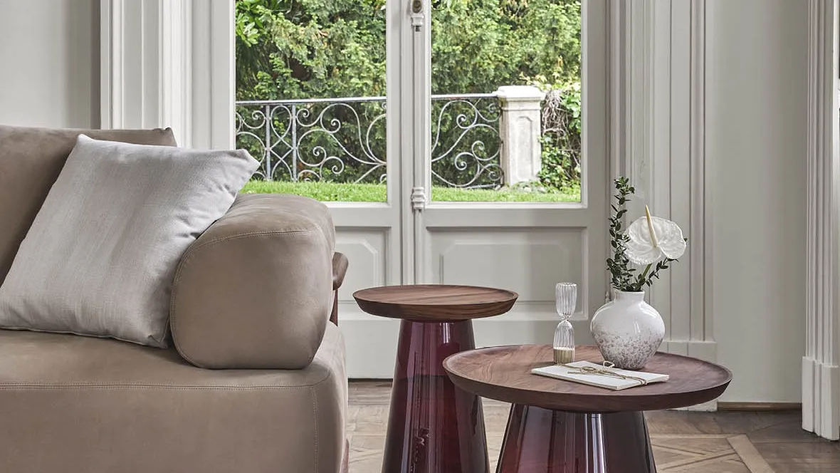 Tavolino Jig con top in noce e base in vetro di Porada