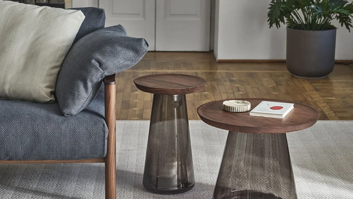 Tavolino Jig con top in noce e base in vetro di Porada