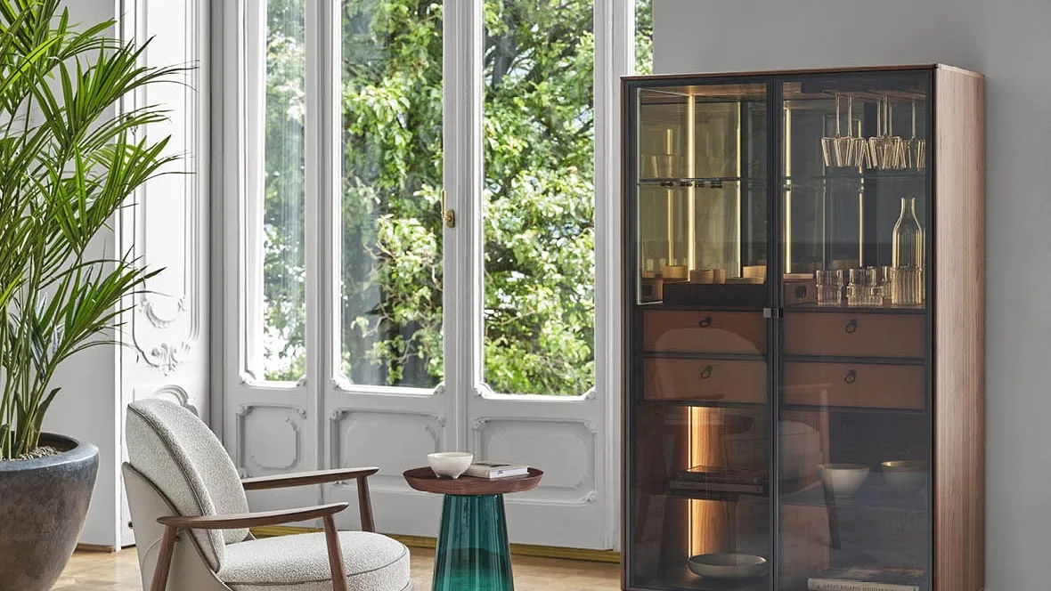 Tavolino Jig con top in noce e base in vetro di Porada