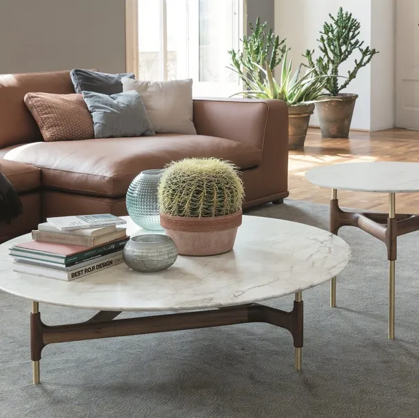 Tavolino rotondo con base in ottone con elemento decorativo in legno massello e top in marmo Joint di Porada
