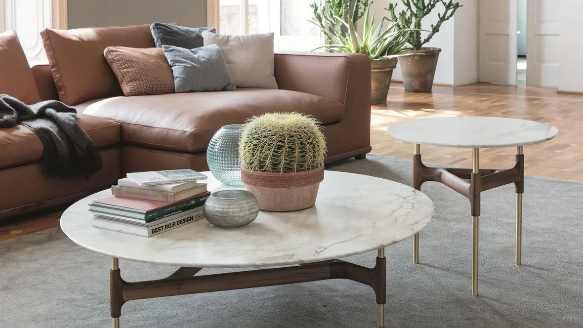 Tavolino rotondo con base in ottone con elemento decorativo in legno massello e top in marmo Joint di Porada