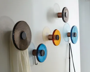 Appendiabiti da parete con struttura in massello di noce canaletta e disco in vetro fuso Jupiter di Porada