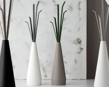 Appendiabiti Kadou con le sembianze di un vaso di fiori con base in polietilene e rami in metallo di Bonaldo