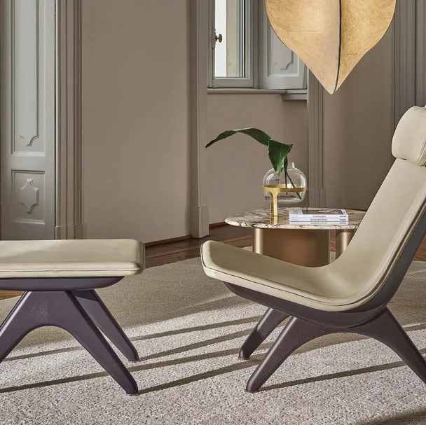 Pouf Koko in pelle e legno di Porada