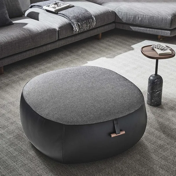 Pouf in pelle e tessuto Lagom di Porada