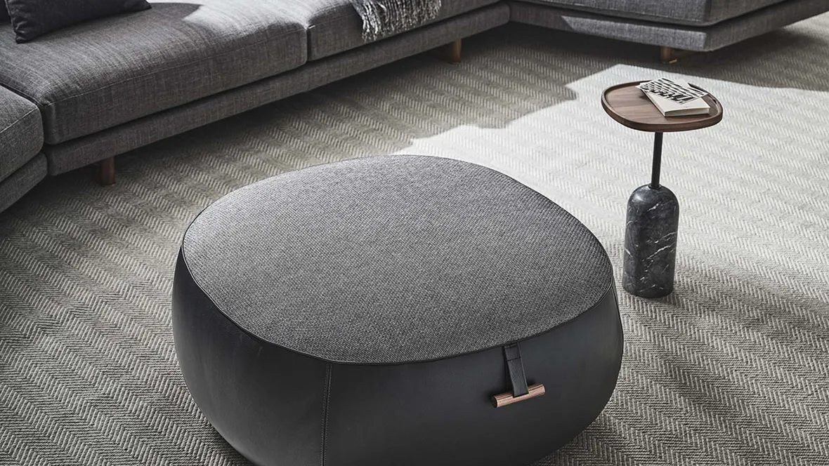 Pouf in pelle e tessuto Lagom di Porada