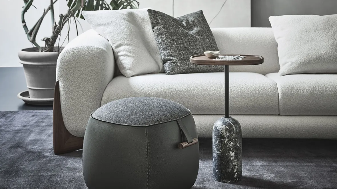 Pouf in pelle e tessuto Lagom di Porada