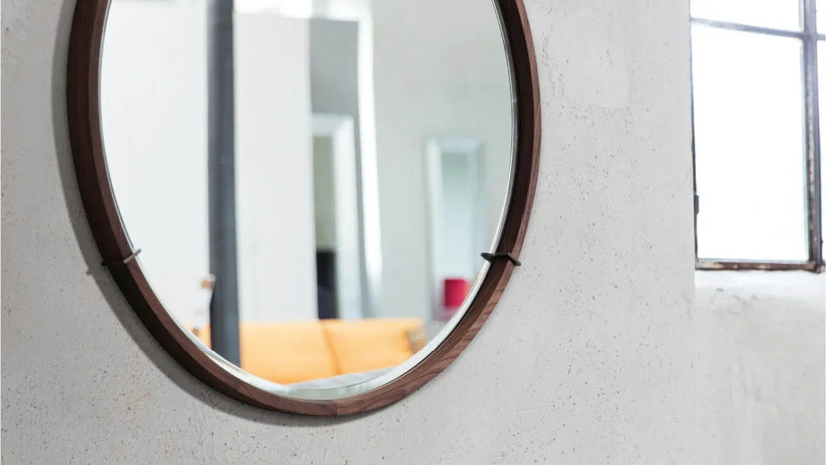 Specchio tondo con cornice in massello di noce e inserti in ottone Levante di Porada