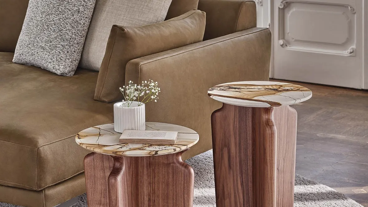 Tavolino Podi con top in marmo e base in noce canaletto di Porada