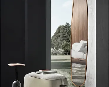 Specchiera Ekero Mirror con cornice in legno e base in marmo di Porada