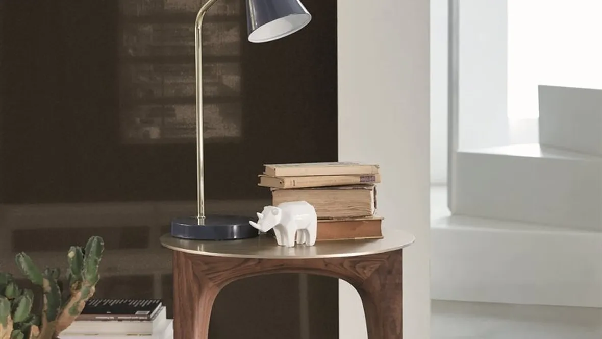 Tavolino di design con supporto centrale in massello di noce canaletta e piano e base in metallo finitura ottone spazzolato Tenco di Porada