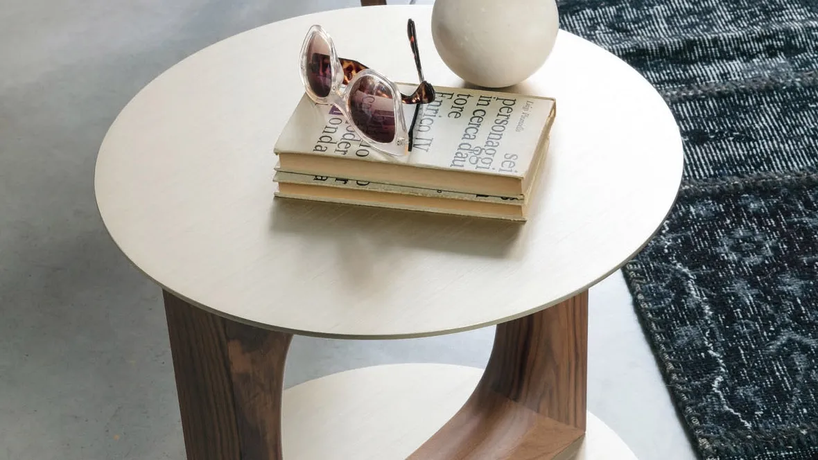 Tavolino di design con supporto centrale in massello di noce canaletta e piano e base in metallo Tenco di Porada