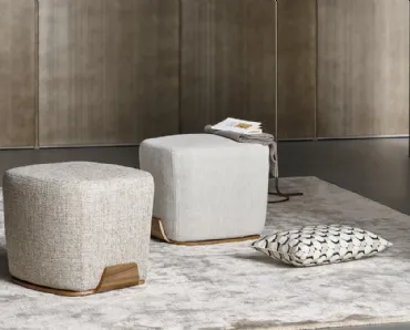 Pouf Olos in tessuto con base in legno di Bonaldo
