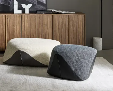 Pouf dalla forma irregolare rivestiti in tessuto e pelle Seki di Bonaldo