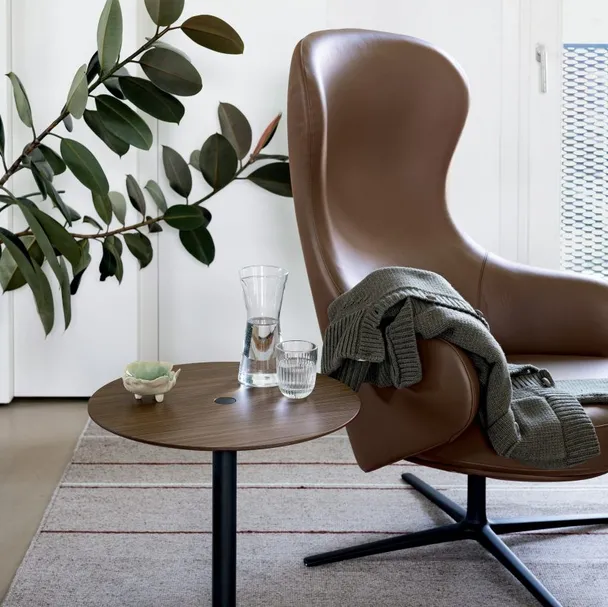 Tavolino rotondo in legno e metallo regolabile in altezza tramite un pulsante posto al centro del top PTB di Kristalia