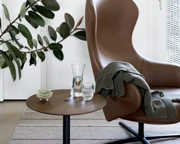 Tavolino rotondo in legno e metallo regolabile in altezza tramite un pulsante posto al centro del top PTB di Kristalia