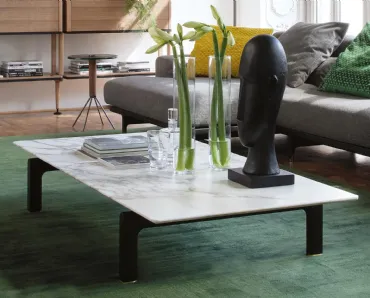 Tavolino con piano rettangolare in marmo e piedi in legno massello Quay di Porada